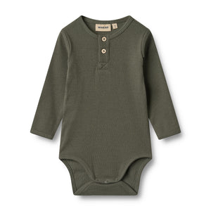 „Wheat Babybody Rib Benny in der Farbe Winter Forest – Babybody aus gerippter Bio-Baumwolle in dunklem Grün“