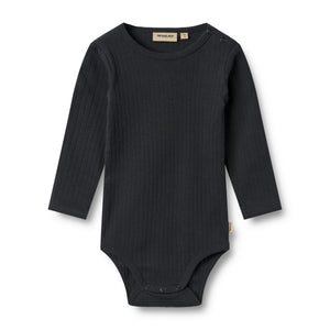 „Wheat Babybody Rib Berti in der Farbe Navy – gerippter Langarmbody aus Bio-Baumwolle in Dunkelblau“