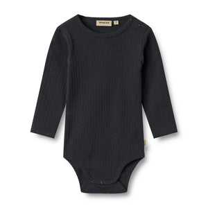 „Wheat Babybody Rib Berti in der Farbe Navy – gerippter Langarmbody aus Bio-Baumwolle in Dunkelblau“