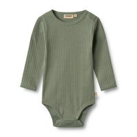 „Wheat Babybody Rib Berti in der Farbe Dusty Green– gerippter Langarmbody aus Bio-Baumwolle in Grün“