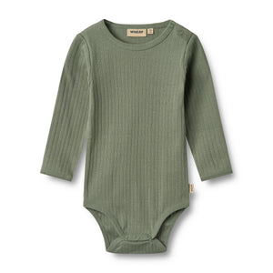 „Wheat Babybody Rib Berti in der Farbe Dusty Green– gerippter Langarmbody aus Bio-Baumwolle in Grün“