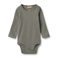 „Wheat Babybody Rib Berti in der Farbe  Winter Forest Stripe gestreift – gerippter Langarmbody aus Bio-Baumwolle in Grün gestreift".