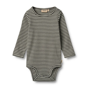 „Wheat Babybody Rib Berti in der Farbe  Winter Forest Stripe gestreift – gerippter Langarmbody aus Bio-Baumwolle in Grün gestreift".