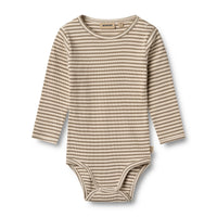 „Wheat Baby-Body Rib Berti in Stone Stripe – Langarm-Body aus Bio-Baumwolle mit feinem Rippmuster.