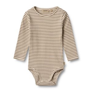 „Wheat Baby-Body Rib Berti in Stone Stripe – Langarm-Body aus Bio-Baumwolle mit feinem Rippmuster.