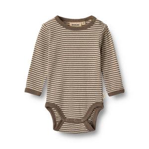 Wheat Merino Body "Lucca" in Wood Stripe – Langarm-Babybody mit Streifenmuster aus reiner Merinowolle