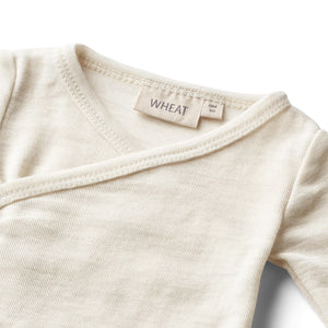 Wheat Woll-Wickelbody Langarm Willow in Eggshell Melange – Detailansicht 2