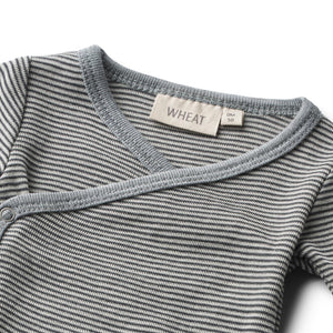 Wheat Woll-Wickelbody Langarm Willow in Navy Stripe – Detailansicht 2