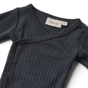 Wheat Woll-Seide-Wickelbody Langarm Willow in Navy – Detailansicht 2
