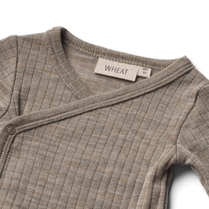 Wheat Woll-Seide-Wickelbody Langarm Willow in Khaki Melange – Detailansicht 2