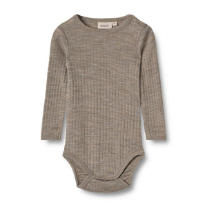 Wheat Body "Lucca" in Khaki Melange – Baby Langarmbody aus Merinowolle und Seide in meliertem Olivgrün