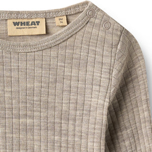Wheat Woll-Seide-Body Langarm Lucca in Khaki Melange – Detailansicht 2