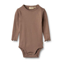 „Wheat Baby-Body Rib Regitze in Toffee Brown – Langarm-Body aus Bio-Baumwolle mit Rippstruktur.