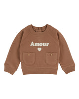 Baby-Sweatshirt in Kaffee von Emile et Ida mit „Amour“-Stickerei, Bio-Baumwolle, geknöpfte Taschen und Rückseite