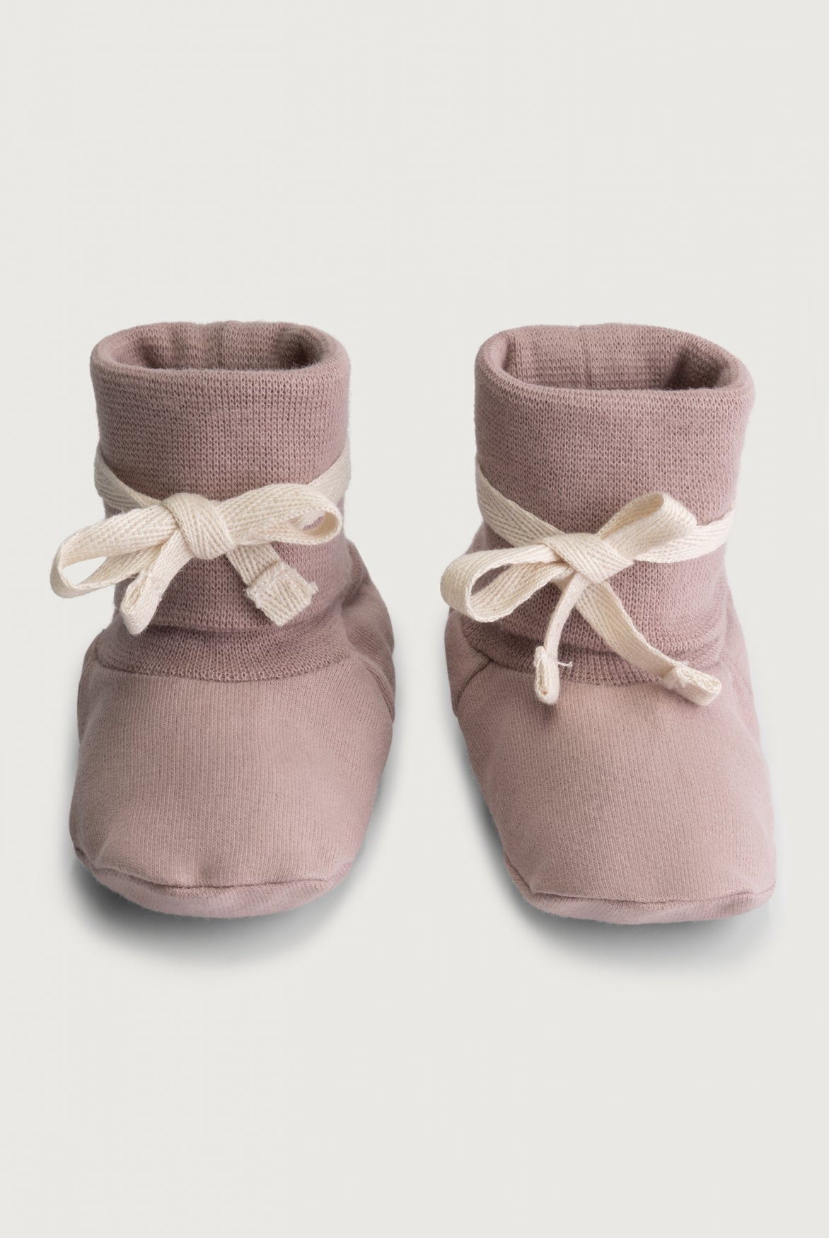 Gray Label Baby Booties in kräftigem Beerenton (Berry), aus weichem Bio-Baumwoll-Jersey mit elastischem Bund und kuscheligem Innenfutter.