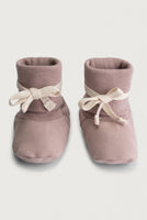 Gray Label Baby Booties in kräftigem Beerenton (Berry), aus weichem Bio-Baumwoll-Jersey mit elastischem Bund und kuscheligem Innenfutter.