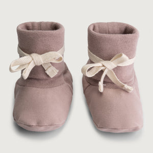 Gray Label Baby Booties in kräftigem Beerenton (Berry), aus weichem Bio-Baumwoll-Jersey mit elastischem Bund und kuscheligem Innenfutter.