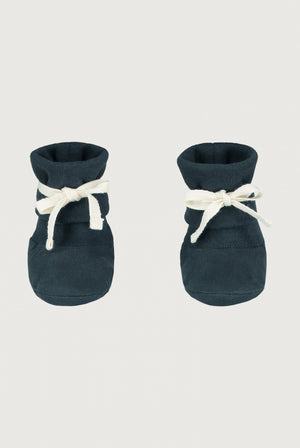 Gray Label Baby Booties in sanftem Blaugrau (Blue Grey), gefertigt aus GOTS-zertifizierter Bio-Baumwolle mit elastischem Abschluss und Fleece-Innenfutter.