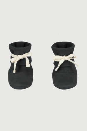 Gray Label Baby Booties in tiefem Dunkelgrau (Nearly Black), aus Bio-Baumwoll-Jersey mit elastischem Bund und weichem Fleece-Futter.