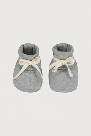 Gray Label Baby Booties in meliertem Grau (Grey Melange), aus weichem Bio-Baumwoll-Jersey mit elastischem Bund und kuscheligem Innenfutter.
