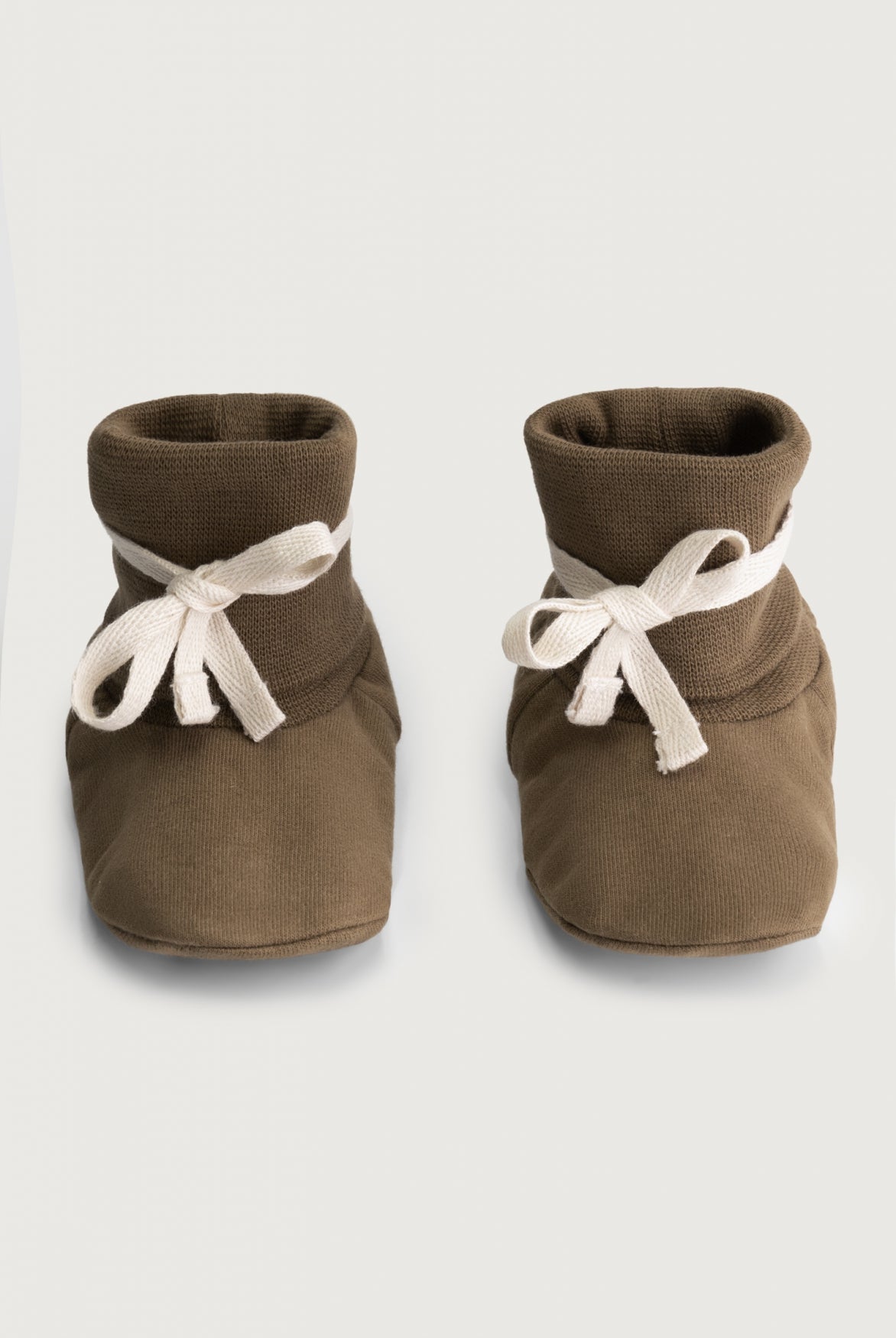 Gray Label Baby Booties in warmem Braunton (Woody), aus weichem Bio-Baumwoll-Jersey mit elastischem Bund und gemütlichem Innenfutter.