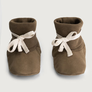 Gray Label Baby Booties in warmem Braunton (Woody), aus weichem Bio-Baumwoll-Jersey mit elastischem Bund und gemütlichem Innenfutter.