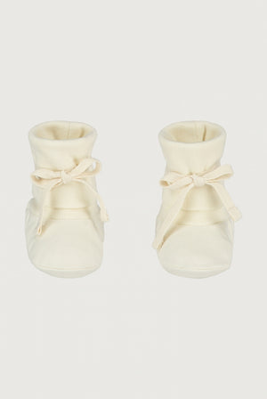 Gray Label Baby Booties in der Farbe Cream, aus weichem Bio-Baumwoll-Jersey mit elastischem Bund und Fleece-Innenfutter – kuschelig und nachhaltig.