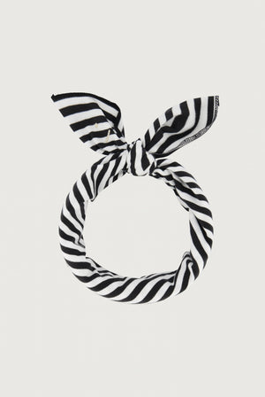 Gray Label Multi Swaddle Schal in Black-Cream – vielseitiges Baby-Dreieckstuch aus Bio-Baumwolle, tragbar als Halstuch, Stirnband oder Lätzchen.