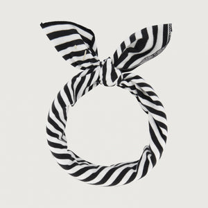 Gray Label Multi Swaddle Schal in Black-Cream – vielseitiges Baby-Dreieckstuch aus Bio-Baumwolle, tragbar als Halstuch, Stirnband oder Lätzchen.