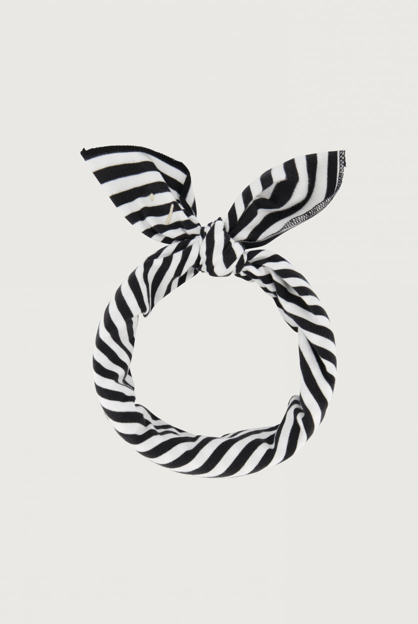 Gray Label Multi Swaddle Schal in Black-Cream – vielseitiges Baby-Dreieckstuch aus Bio-Baumwolle, tragbar als Halstuch, Stirnband oder Lätzchen.