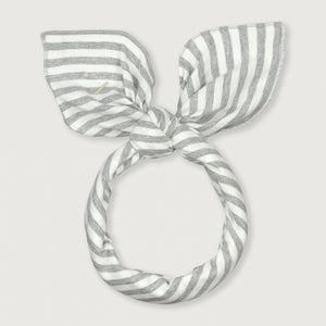 Gray Label Multi Swaddle Schal in Grey Melange-Cream – vielseitiges Dreieckstuch aus Bio-Baumwolljersey für Babys, in Hellgrau mit cremefarbener Kante.