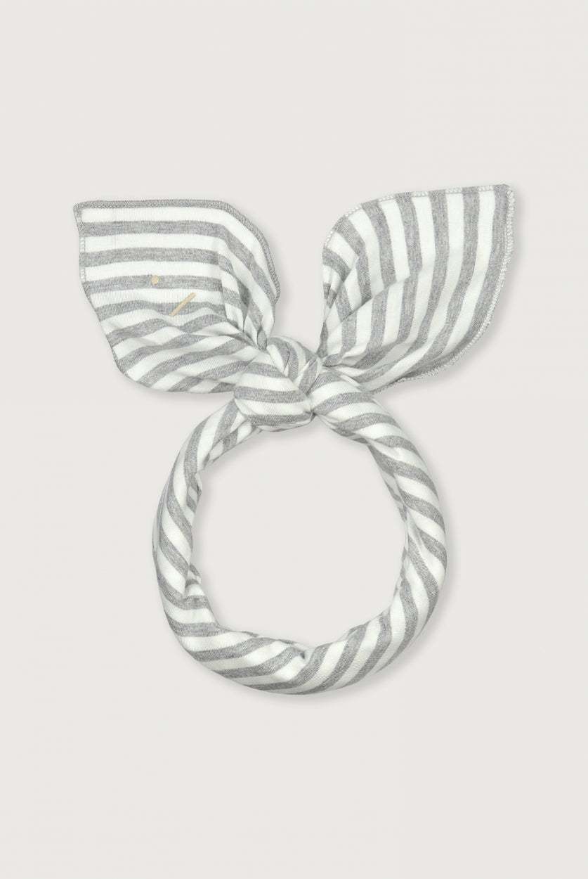 Gray Label Multi Swaddle Schal in Grey Melange-Cream – vielseitiges Dreieckstuch aus Bio-Baumwolljersey für Babys, in Hellgrau mit cremefarbener Kante.