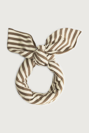 Gray Label Multi Swaddle Schal in Woody-Cream – Baby-Dreieckstuch aus Bio-Baumwolle in warmem Braun mit kontrastierender cremefarbener Kante.
