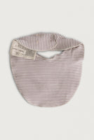 Gray Label Bandana Lätzchen in Beerenton und Creme aus weicher Bio-Baumwolle mit Druckknöpfen – stilvoll, saugfähig und hautfreundlich.