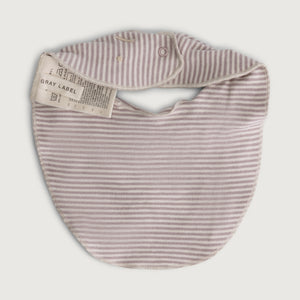 Gray Label Bandana Lätzchen in Beerenton und Creme aus weicher Bio-Baumwolle mit Druckknöpfen – stilvoll, saugfähig und hautfreundlich.