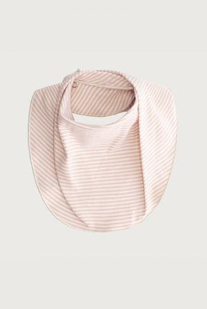 Gray Label Bandana Lätzchen in Faded Pink-Cream – weiches Lätzchen für Babys aus Bio-Fleece in zartem Rosa mit cremefarbener Rückseite, Bandana-Form.