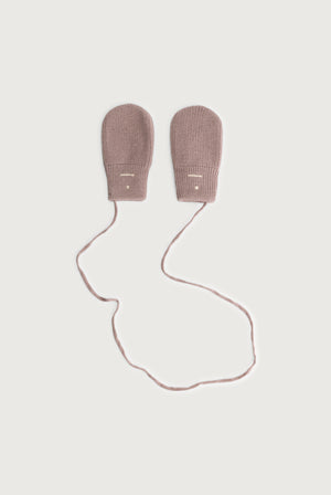 Gray Label Baby Fäustlinge in Beerenton (Berry) aus weicher, RWS-zertifizierter Merinowolle, mit elastischem Bund und Verbindungsschnur.