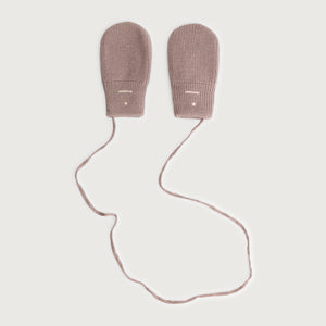 Gray Label Baby Fäustlinge in Beerenton (Berry) aus weicher, RWS-zertifizierter Merinowolle, mit elastischem Bund und Verbindungsschnur.