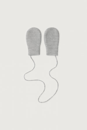 Gray Label Baby Fäustlinge in Grey Melange aus weicher, RWS-zertifizierter Merinowolle, mit elastischem Bund und Verbindungsschnur.