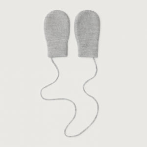 Gray Label Baby Fäustlinge in Grey Melange aus weicher, RWS-zertifizierter Merinowolle, mit elastischem Bund und Verbindungsschnur.