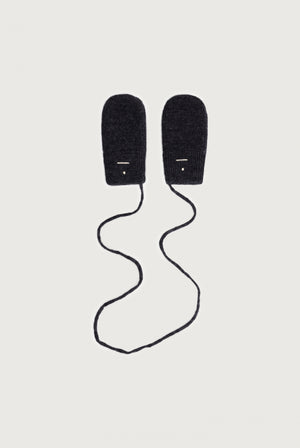 Gray Label Baby Fäustlinge in Black Melange aus weicher, RWS-zertifizierter Merinowolle, mit elastischem Bund und Verbindungsschnur.