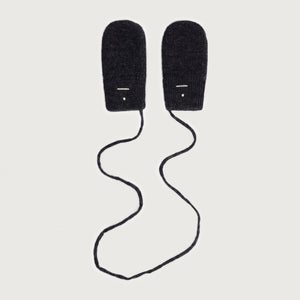 Gray Label Baby Fäustlinge in Black Melange aus weicher, RWS-zertifizierter Merinowolle, mit elastischem Bund und Verbindungsschnur.