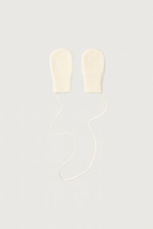 Gray Label Baby Fäustlinge in Cream aus weicher, RWS-zertifizierter Merinowolle, mit elastischem Bund und Verbindungsschnur.
