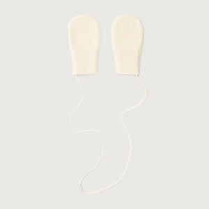 Gray Label Baby Fäustlinge in Cream aus weicher, RWS-zertifizierter Merinowolle, mit elastischem Bund und Verbindungsschnur.
