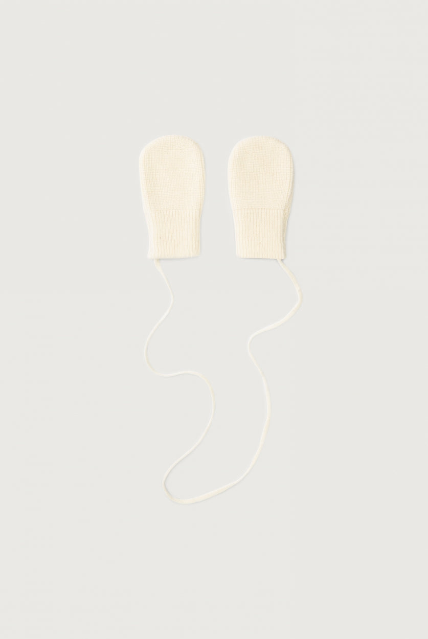 Gray Label Baby Fäustlinge in Cream aus weicher, RWS-zertifizierter Merinowolle, mit elastischem Bund und Verbindungsschnur.
