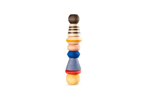 Bunter Stapelturm aus Holz von Grapat, Modell Serendipity, mit unterschiedlich großen Ringen.