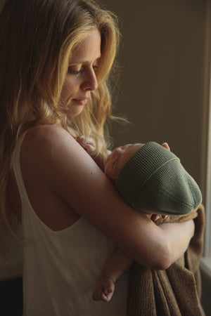 Hvid Newborn Beanie "Fonzie" Artichoke