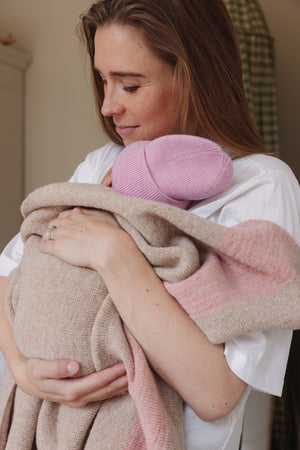 Hvid Newborn Beanie "Fonzie" Cotton candy