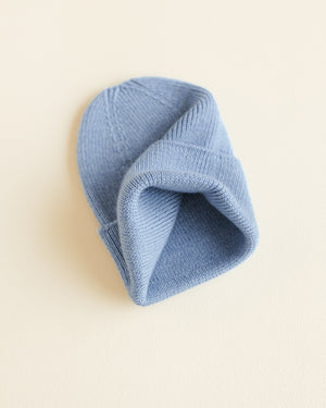 Hvid Newborn Beanie "Fonzie" Light Blue