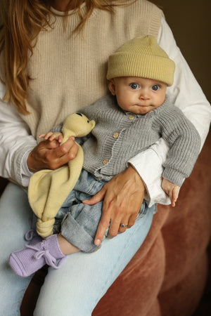 Hvid Newborn Beanie "Fonzie" Light Yellow